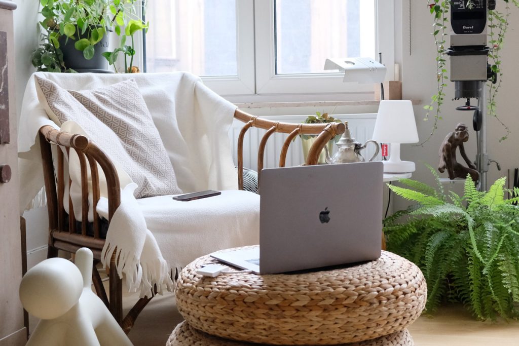 7 Landlord-Approved Hacks To Decorate a Rental Home 4